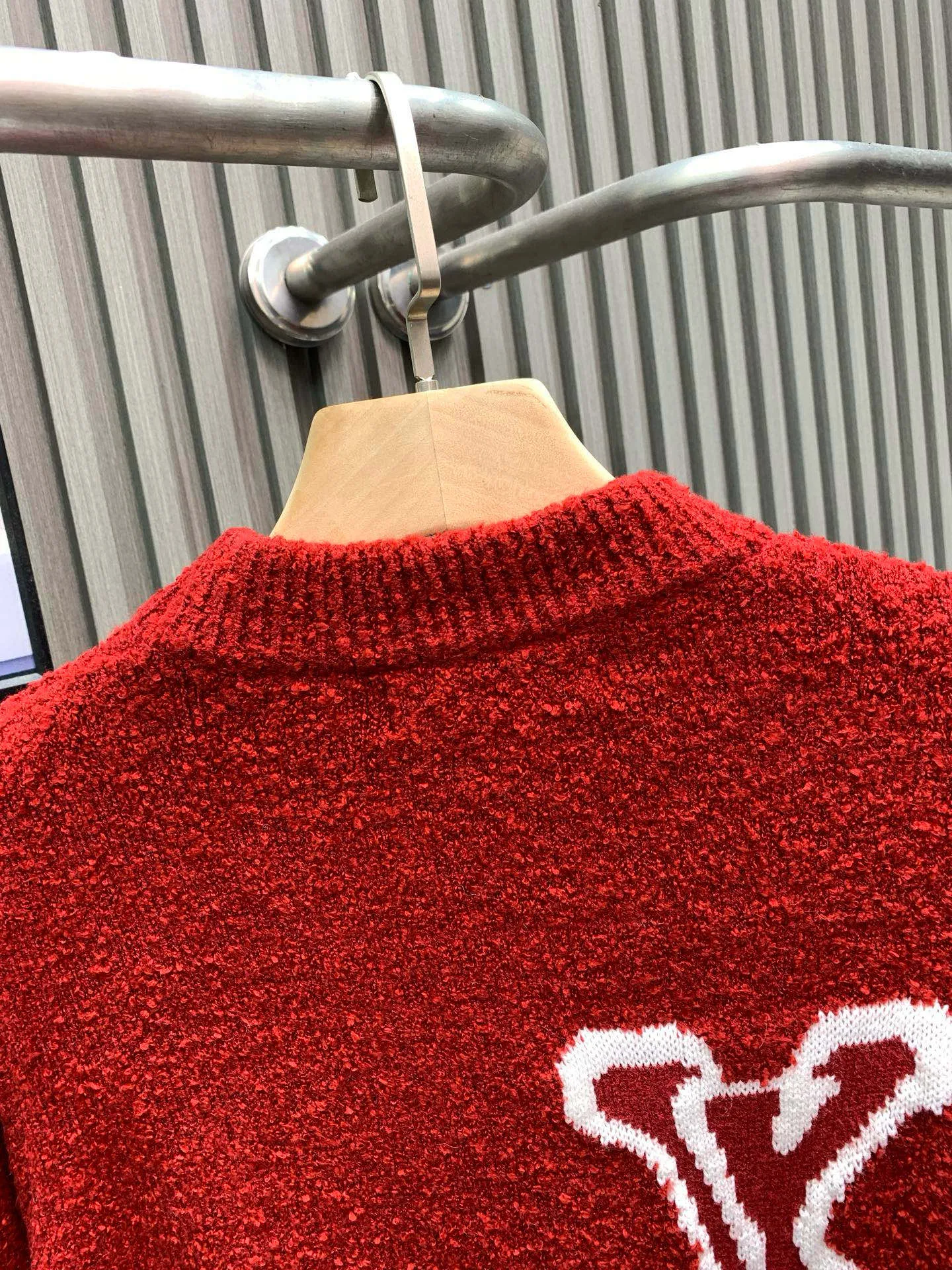 🅿️400 🀄️ Louis Vuitton 1v 25FW New Year's style mirrored logo intarsia sweater. Original purchase: 10,900. Custom-woven and dyed sheep wool 55%, yak hair 21%, nylon 20%, spandex 4% wool loop yarn. The yarn has high ductility and good elasticity. It is different from the non-elastic version on the market. The special washing process is very soft and skin-friendly. Positive 3-needle knitting process. The thickness of each stitch of the inlay on the clothing logo is consistent with ZP. The back logo is a mirror intarsia. A high-elastic elastic band is added in the middle of the thread at the neckline. The upper body is soft, breathable, and skin-friendly. It is not easy to deform when washed. The upper body is skin-friendly and versatile. Wear it in front of others. A powerful autumn and winter item.